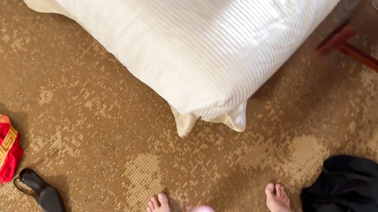 Marido assiste seu amigo gozar dentro sua esposa de meia-calça antes de filmar seu esperma por toda a buceta dela
