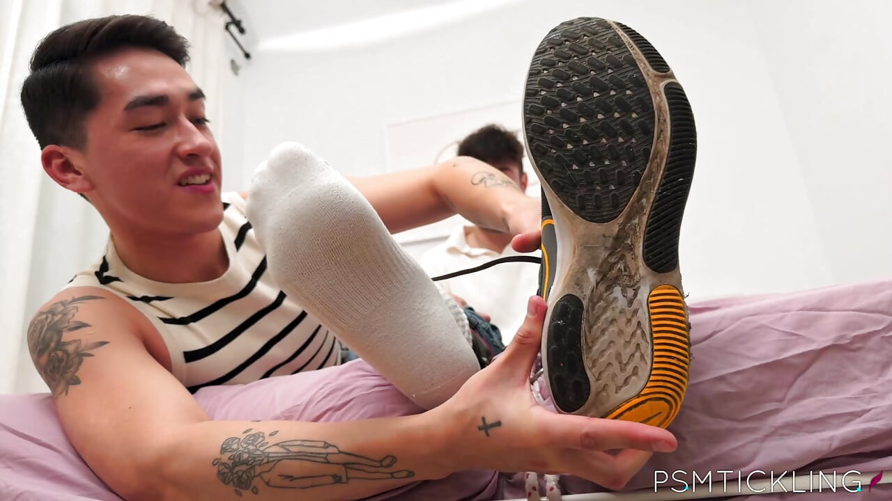 Psmtickling - twink johnny hakson heteroseksüel jock fer'i gıdıklıyor ve ilk kez yarakla oynuyor