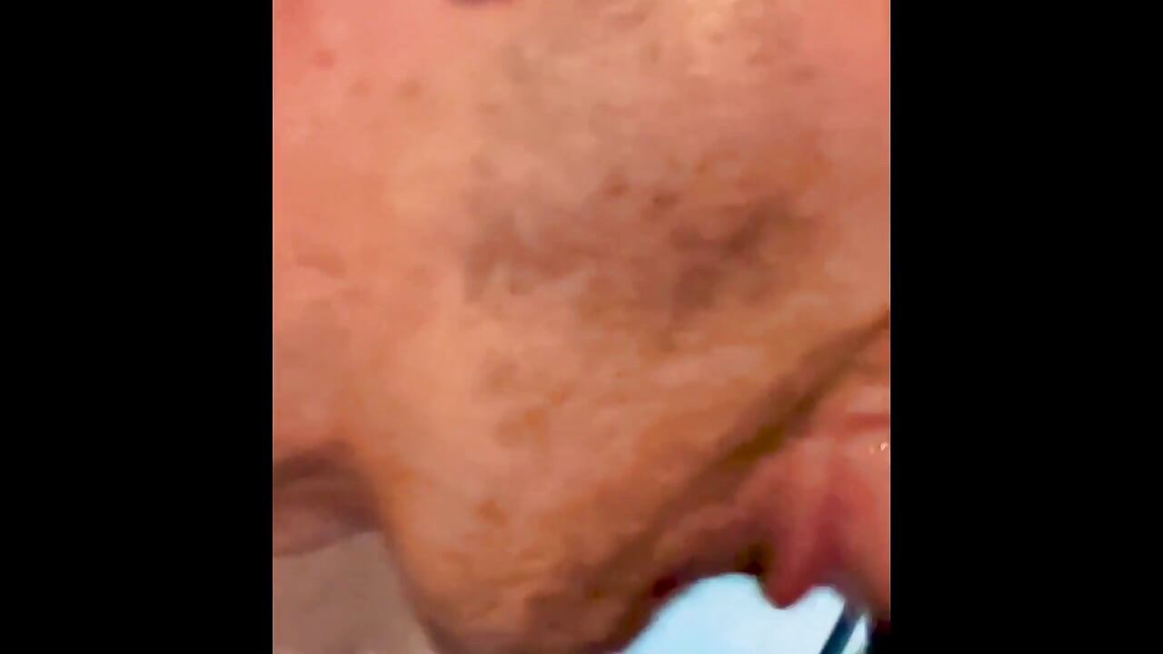 建筑继父和他的朋友在车库里玩得很开心
