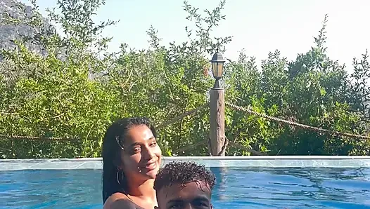 Untreu Zu Meinem Mann Mit Der Riesigen Nachbarin Yasmina Khan Im Pool