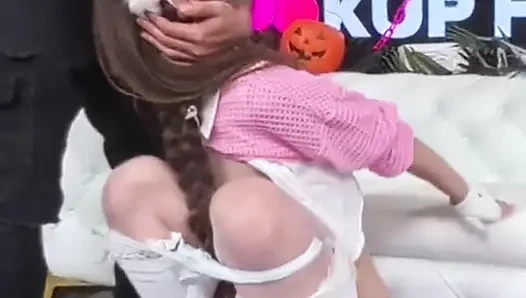 Winzige juniper ren trifft sich mit nade nasty für extremen sex!