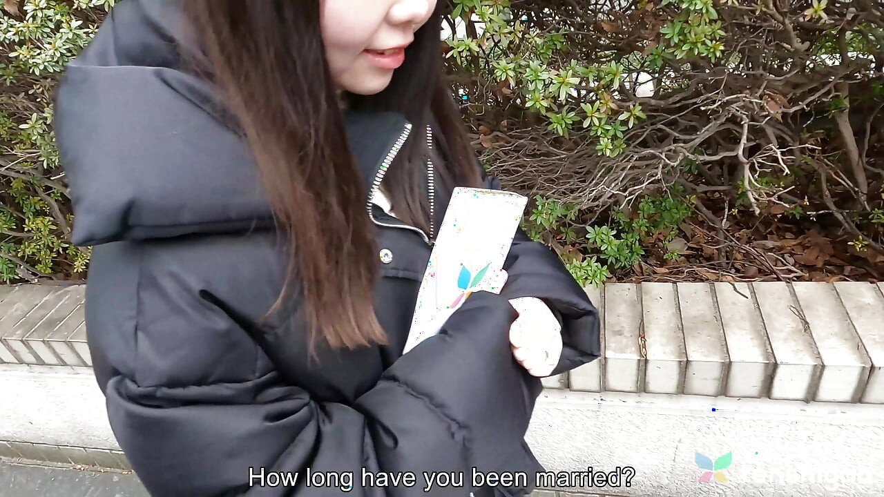 Amatör Japon model Miwa Ichikawa en koyu meme uçlarına sahip