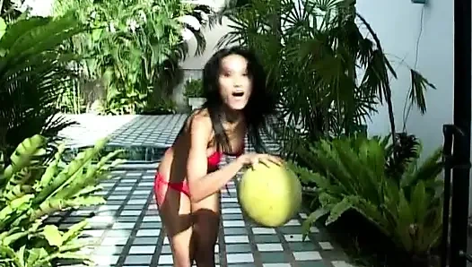 Азиатская девушка играет через ночь и день