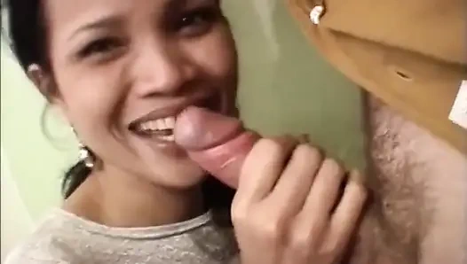 Ebenholz-schlampe bläst weißen schwanz