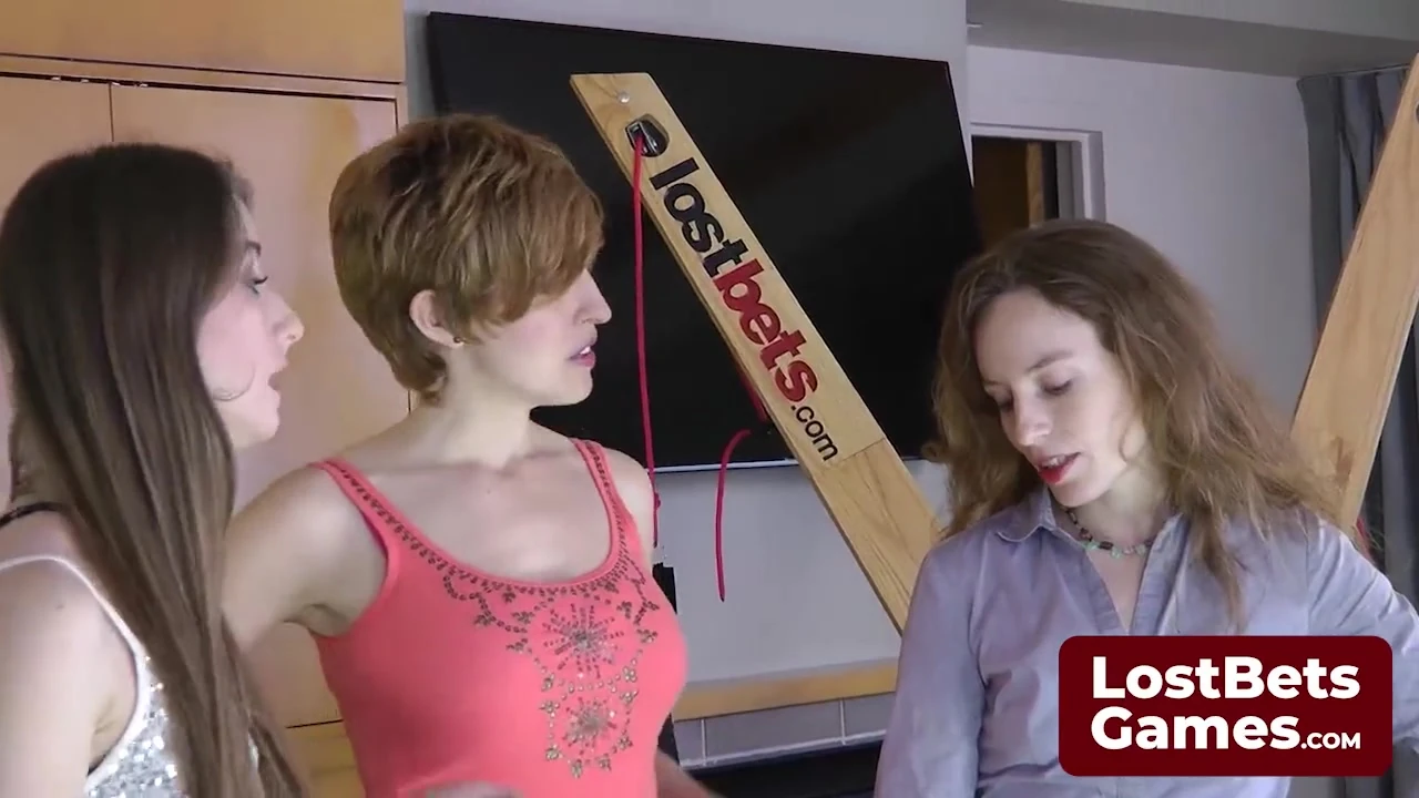 Muhteşem kızlar maçalarda striptiz yapıyor ve amcığını tıraş ediyor