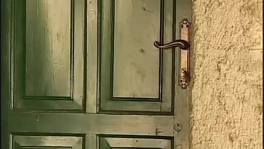 Kıllı amcıklı orta yaşlı seksi kadın arkadaşı sikilmeden önce ıslak amını yalarken tatmin oldu