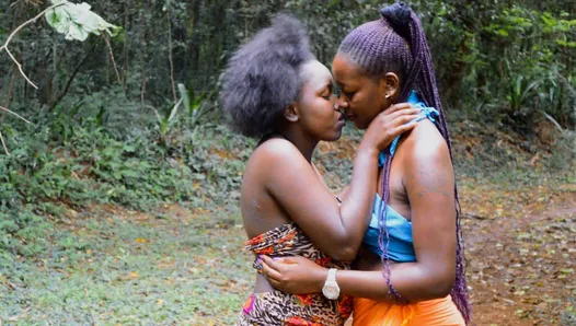 Escapada romántica a la jungla para una linda pareja de lesbianas tribales africanas
