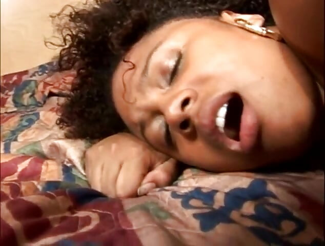 बड़ी गांड काली बालों वाली चूत बड़े काले लंड को चूसते हुए चोद रही है