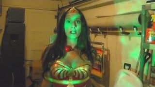 Wonder woman zostaje schwytana i przeniesiona do robota seksualnego