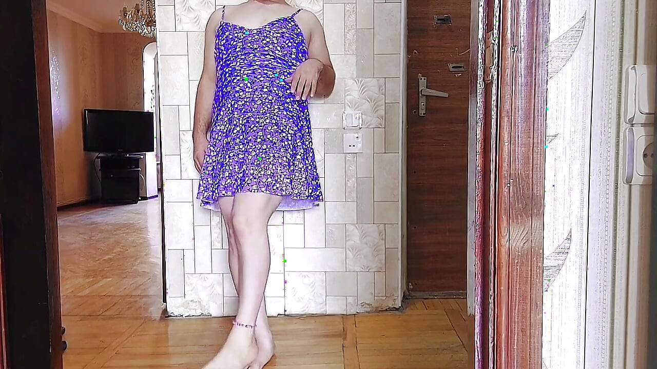Slatki femboy igra se s pramenovima svilenkaste kose