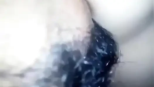 Mükemmel Hintli kız büyük göğüslerini emiyor ve üvey erkek kardeşi tarafından sikişiyor