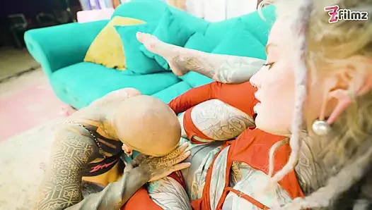 Anuskatzz und Nahlu genießen analspiele mit spielzeug