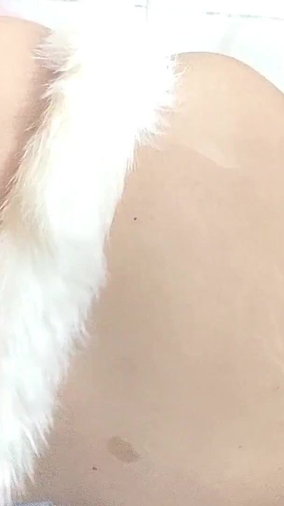 Detik epik dari "awek comel dalam kostum musang melancap sehingga dia memancut mani"