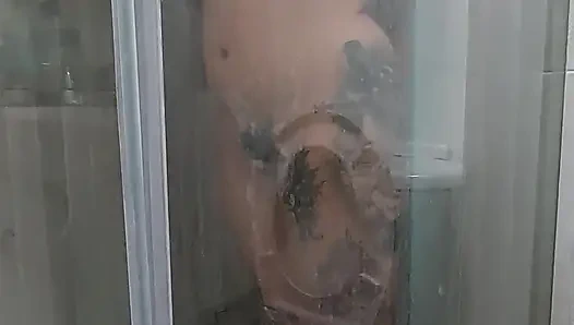 Masturbation in der dusche mit behaarter vagina