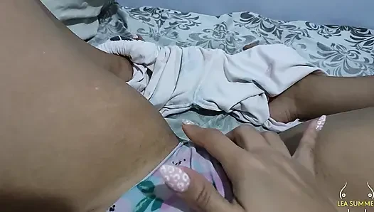 Aku lagi asik masturbasi memek becekku malam-malam dan aku fingering memekku sampai muncrat berantakan (pov)