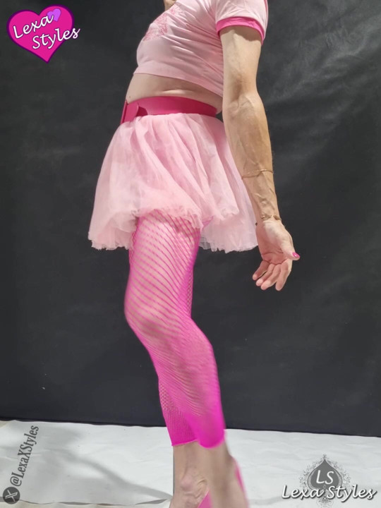 Güzel pembe direk dansı yapan kadın kılıklı.