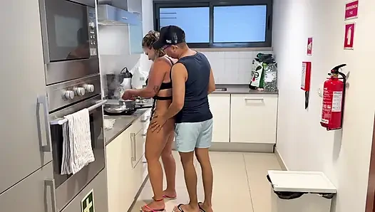 Ich Verschlinge Meine Versaute Stiefmutter, Während Sie Mich Zum Abendessen Macht.