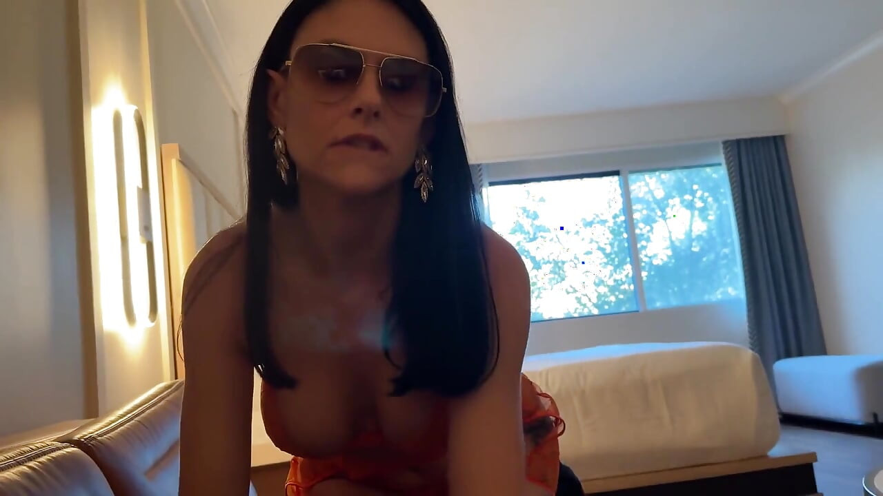 Horny Hotwire Gets Giant Dick From Stranger - Sienna Rae - Brad Newman