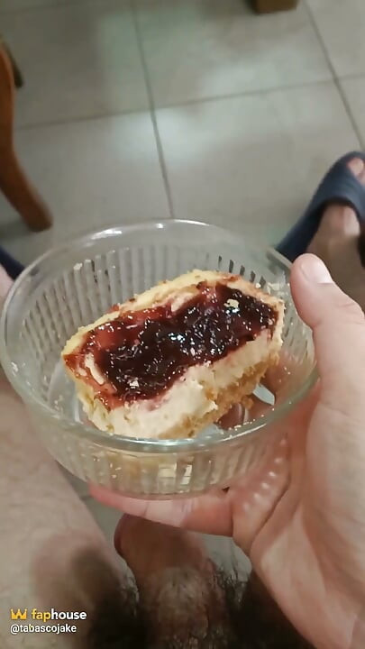 Я кончаю на торт и ем это с моим другом