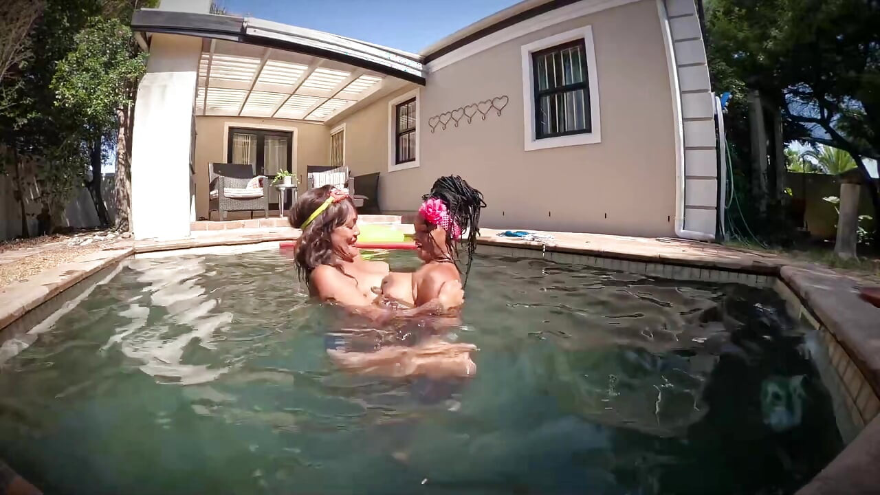Uvrnute nimfomanke - Rozi i Pamina seksi zabava na bazenu - deo 1