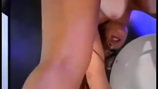 Adam banyoda oral seks yapıyor ve değersiz fahişeyi parmaklıyor