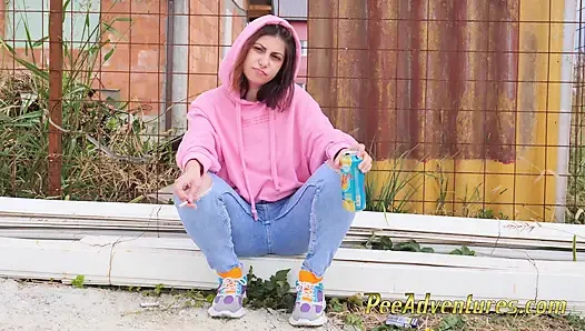 Hipstermädchen pinkelt in ihre jeans - Ãndert ihre nassen shorts in trockene hose