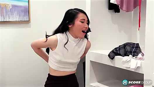 Азиатская милфа Kiki King, 40, трахается с бойфрендом ее дочери