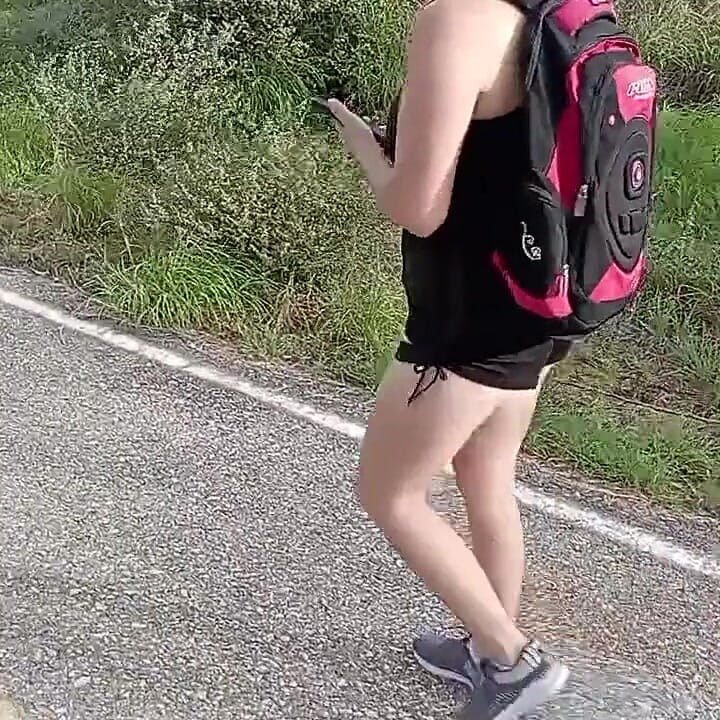 Sapık bana herkesin içinde penisini gösteriyor ve terk edilmiş bir binada denemeye karşı koyamadım