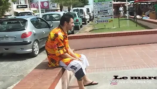 Çıplak plaj filmi çekimi sırasında arabada sarışın mürettebatla çekim