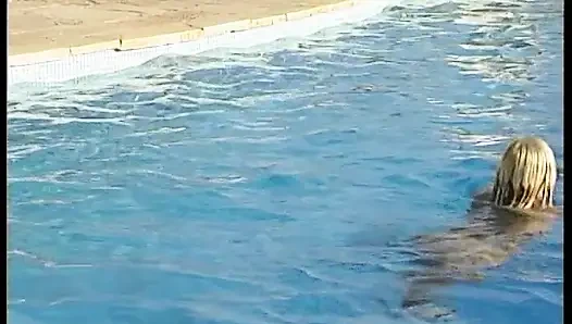 Девушка-блондинка сосет огромный хуй до камшота на сиськи у бассейна