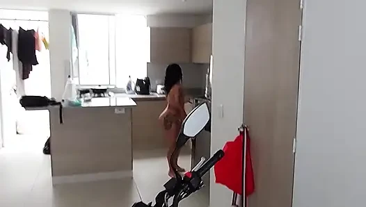 Мягкий лесбийский секс на кухне