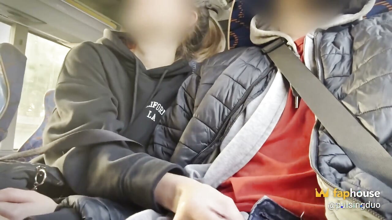 在拥挤的公交车里射精在我嘴里