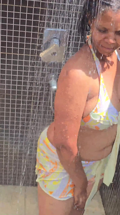 Squirting in Her Swimming Pool Full Video 4K Quality