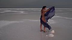 Taniec erotyczny na słonej skorupie Salt Lake Elton