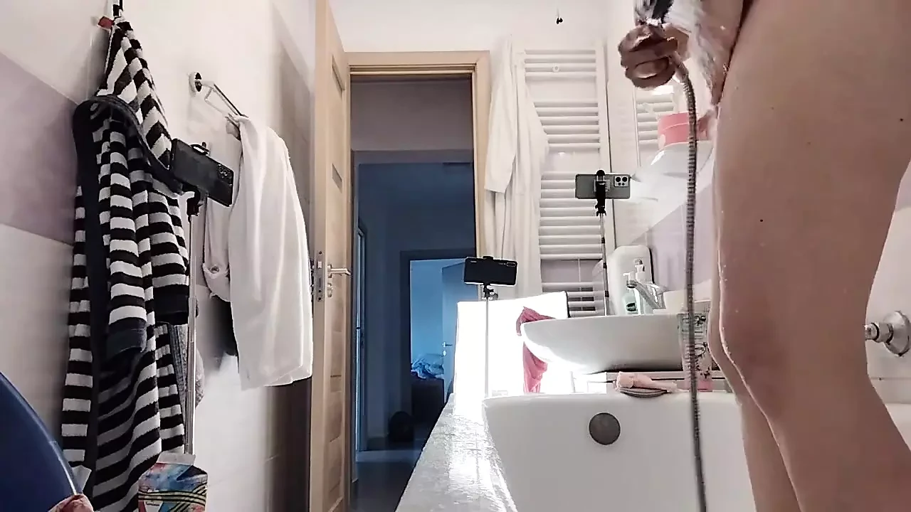 Seksi patni apni choot ke bal shev karti hai