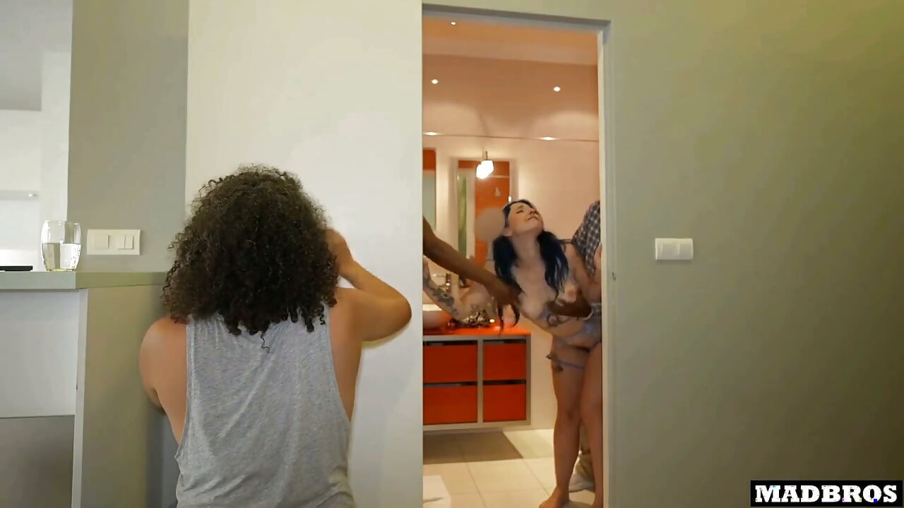 Khalamité Cheats on Her Boyfriend and Gets Fucked at Her Home While He Cooks!!!