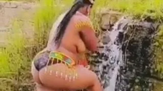 Południowa Afryka topless z ogromnymi prysznicami łupów w wodospadzie