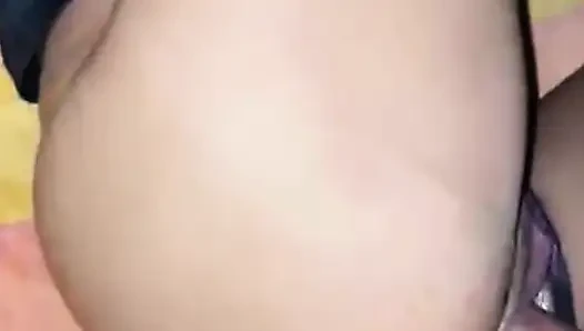 Gerçek çift ev yapımı seks yapıyor ve edepsizce konuşuyor ve sonunda içine boşalıyor