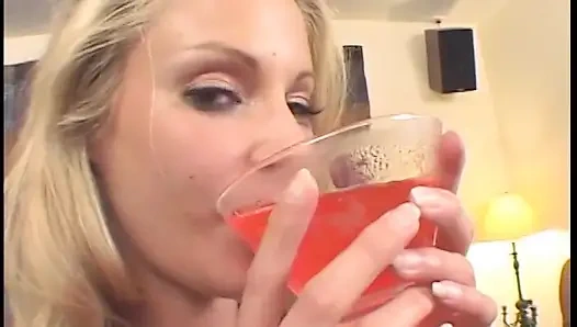 Die freche blonde schönheit samantha ryan spuckt vollen mund mit sperma in ihr glas nach dem sex mit gut ausgestattetem typen