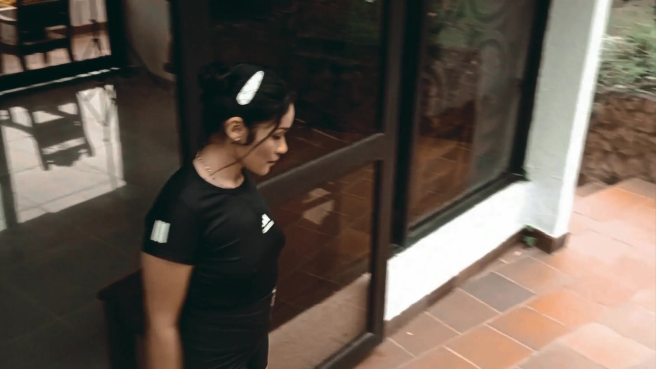 饥渴的拉丁大屁股操她的瑜伽教练 - 胖美女