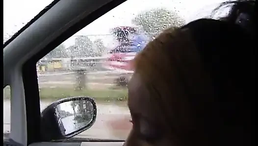 Abgeschlepptes ebenholz mit gefärbten haaren gibt einem fahrer einen schönen blowjob