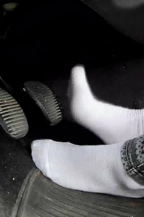 Pedał pompowania w białych trampkach i bawełnianych skarpetkach
