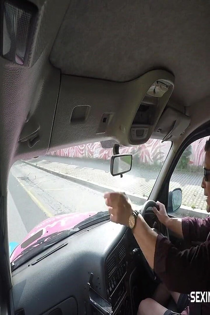 Der geile taxifahrer will eine private striptease-show