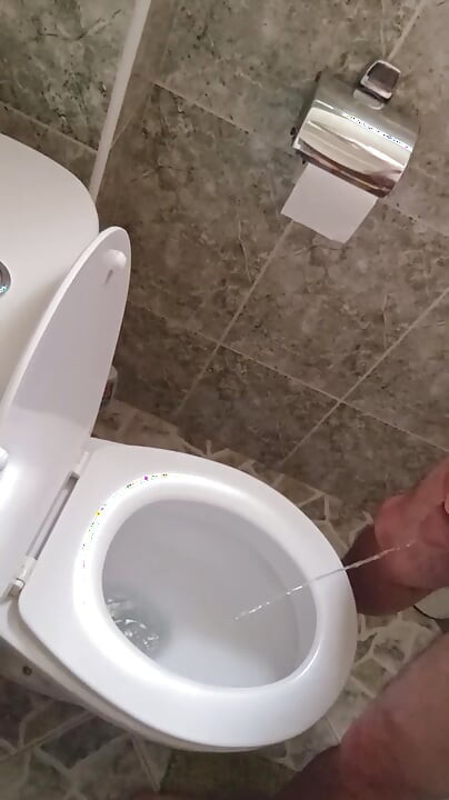Slut swallows uro