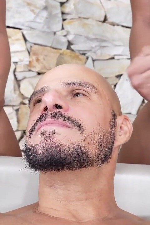 2 shemale și 1 bărbat: sex anal și sex oral pentru toată lumea