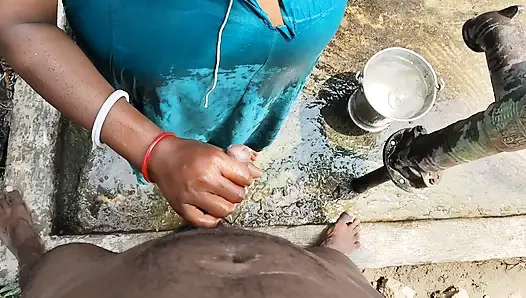 Desi pados ki bhabhi ko nahate samay land Chus aaya