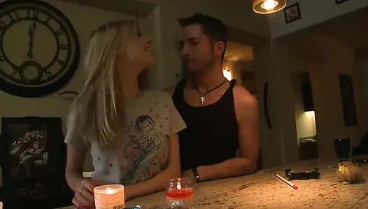 Azgın genç çift kanepede harika bir seks yapıyor