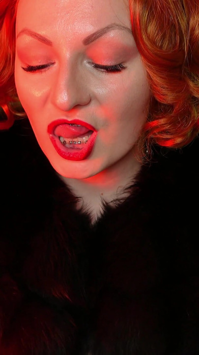 Fur fetish and long leather gloves pin up MILF