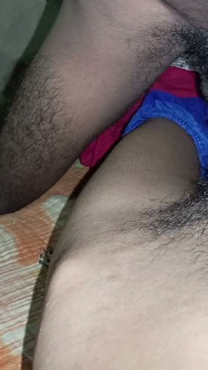 인디언 데시 커플이 집에 단둘이서 섹스하며 남편이 그녀의 보지를 손가락으로 자극하는 장면 | 클립 2