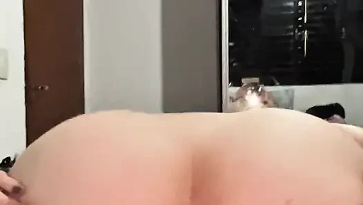 Unartiger Blowjob schluckt Schwanz greift nach den Eiern lachend